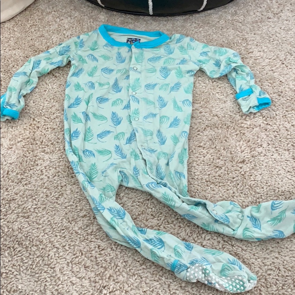 KicKee pants green leaf button footie